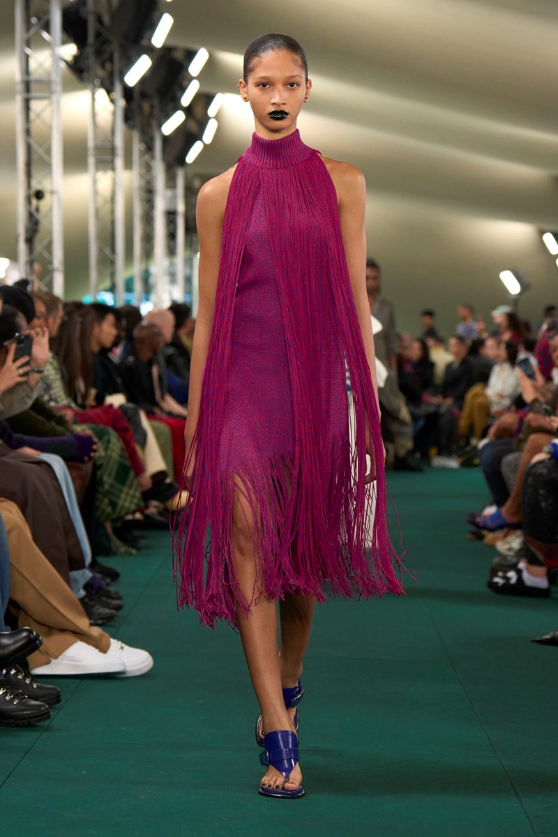 Burberry Summer 2024: Η νέα συλλογή του Daniel Lee εισάγει μία νεανική οπτική στη βρετανική κληρονομιά - εικόνα 9