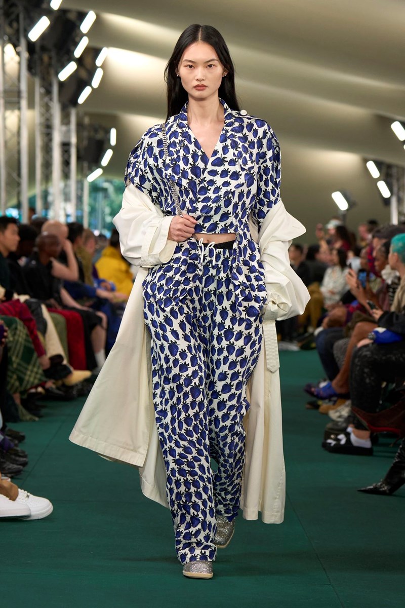 Burberry Summer 2024: Η νέα συλλογή του Daniel Lee εισάγει μία νεανική οπτική στη βρετανική κληρονομιά - εικόνα 10