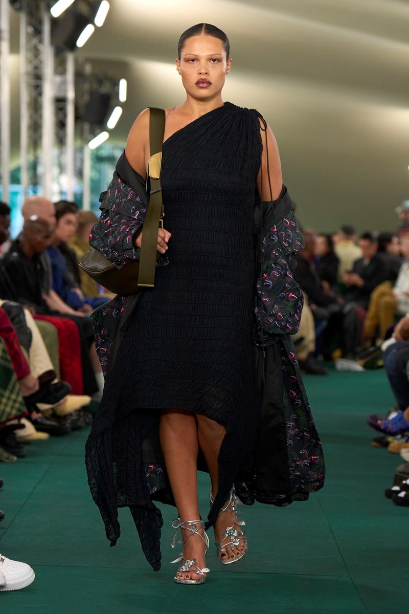 Burberry Summer 2024: Η νέα συλλογή του Daniel Lee εισάγει μία νεανική οπτική στη βρετανική κληρονομιά - εικόνα 11