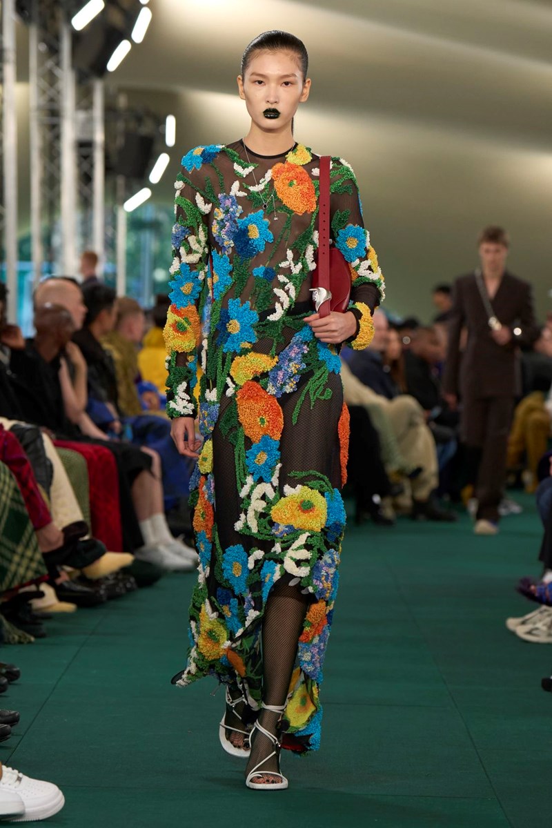 Burberry Summer 2024: Η νέα συλλογή του Daniel Lee εισάγει μία νεανική οπτική στη βρετανική κληρονομιά - εικόνα 13