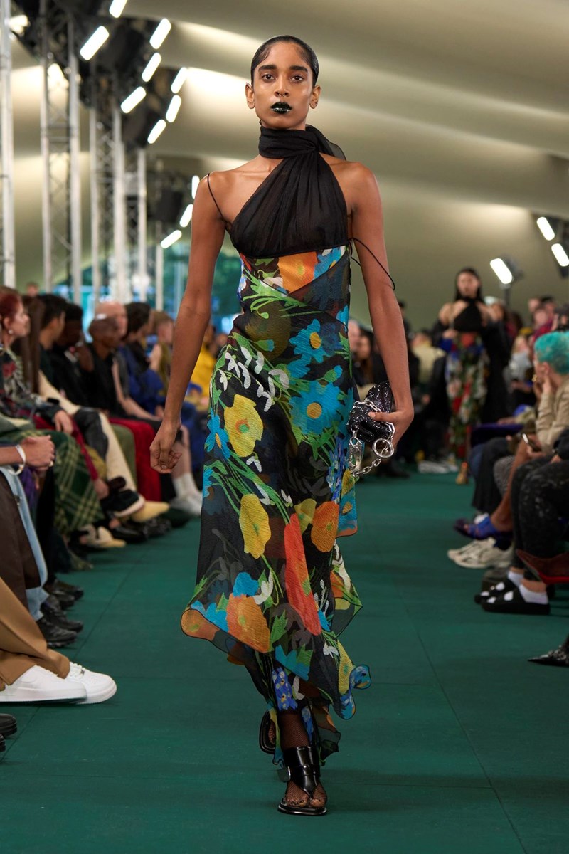 Burberry Summer 2024: Η νέα συλλογή του Daniel Lee εισάγει μία νεανική οπτική στη βρετανική κληρονομιά - εικόνα 14