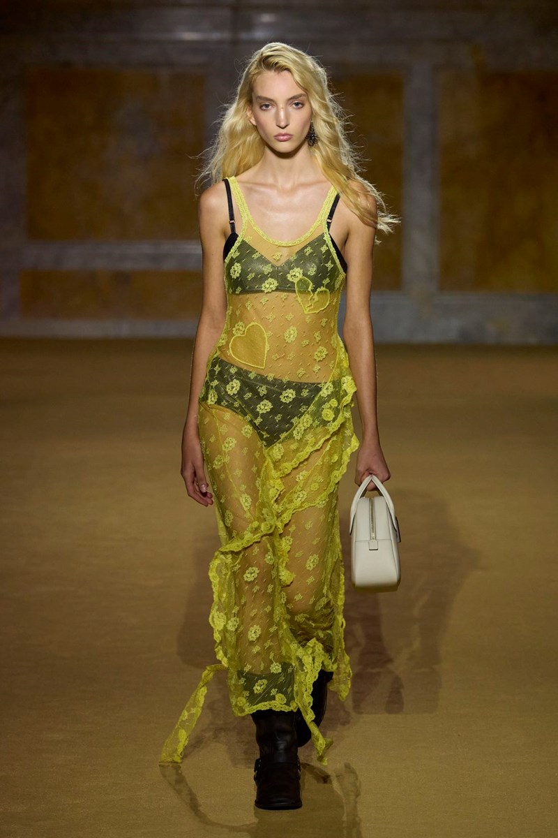 NYFW SS24: Τα trends που ξεχωρίσαμε για την Άνοιξη 2024 από την Εβδομάδα Μόδας της Νέας Υόρκης - εικόνα 15