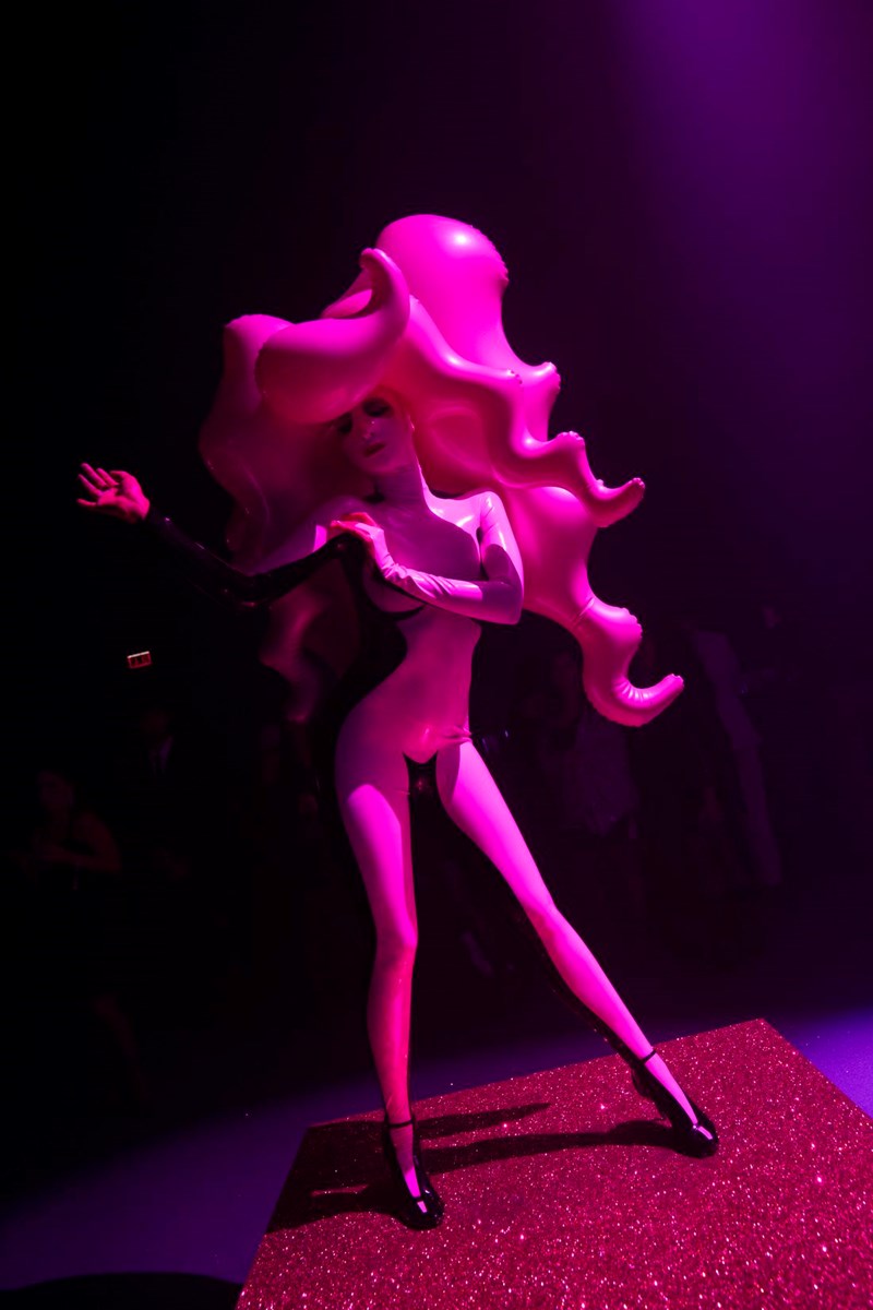 CALZEDOMANIA: Η Calzedonia συνεπήρε το Μιλάνο με ένα εντυπωσιακό σόου αφιερωμένο στο hot item της γυναικείας γκαρνταρόμπας - εικόνα 2