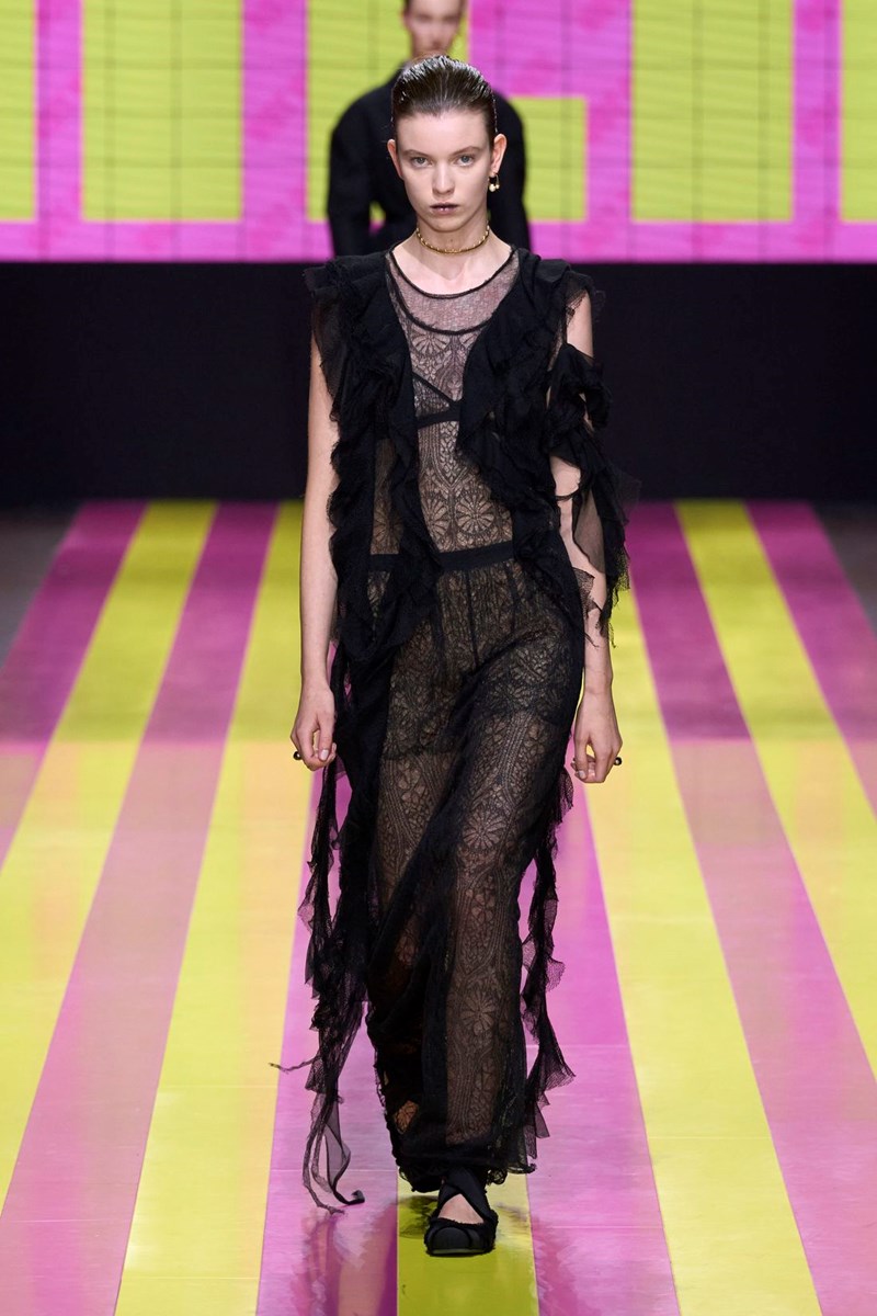 Dior SS24: Μία συλλογή αφιερωμένη στις γυναίκες επαναστάτριες που δεν φοβούνται τη φωτιά - εικόνα 11