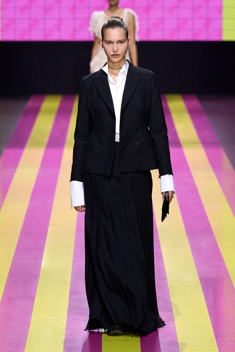 Dior SS24: Μία συλλογή αφιερωμένη στις γυναίκες επαναστάτριες που δεν φοβούνται τη φωτιά - εικόνα 12