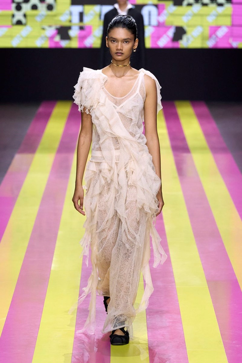 Dior SS24: Μία συλλογή αφιερωμένη στις γυναίκες επαναστάτριες που δεν φοβούνται τη φωτιά - εικόνα 13