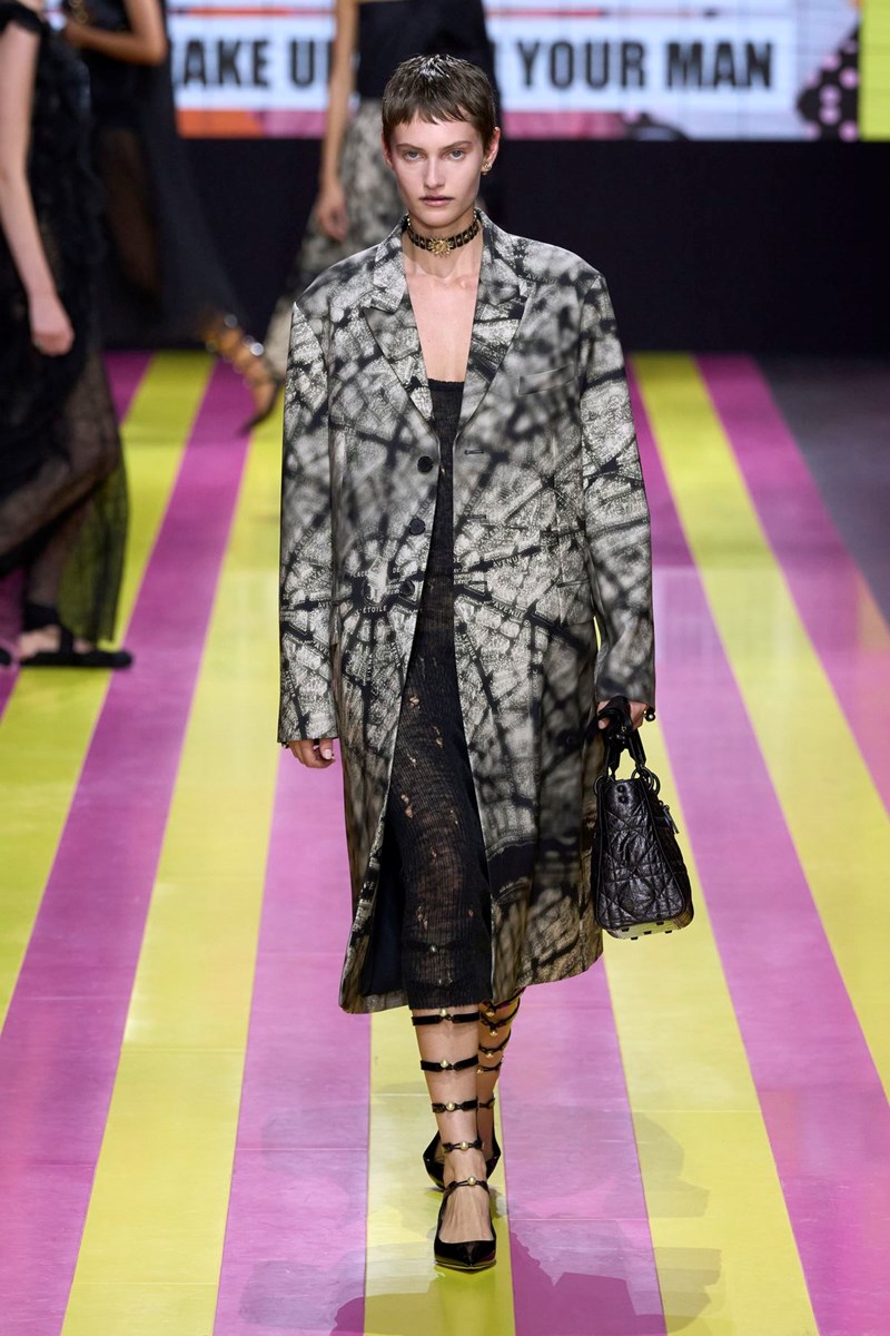 Dior SS24: Μία συλλογή αφιερωμένη στις γυναίκες επαναστάτριες που δεν φοβούνται τη φωτιά - εικόνα 16