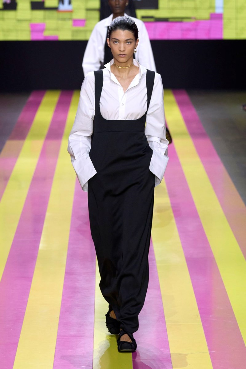 Dior SS24: Μία συλλογή αφιερωμένη στις γυναίκες επαναστάτριες που δεν φοβούνται τη φωτιά - εικόνα 17