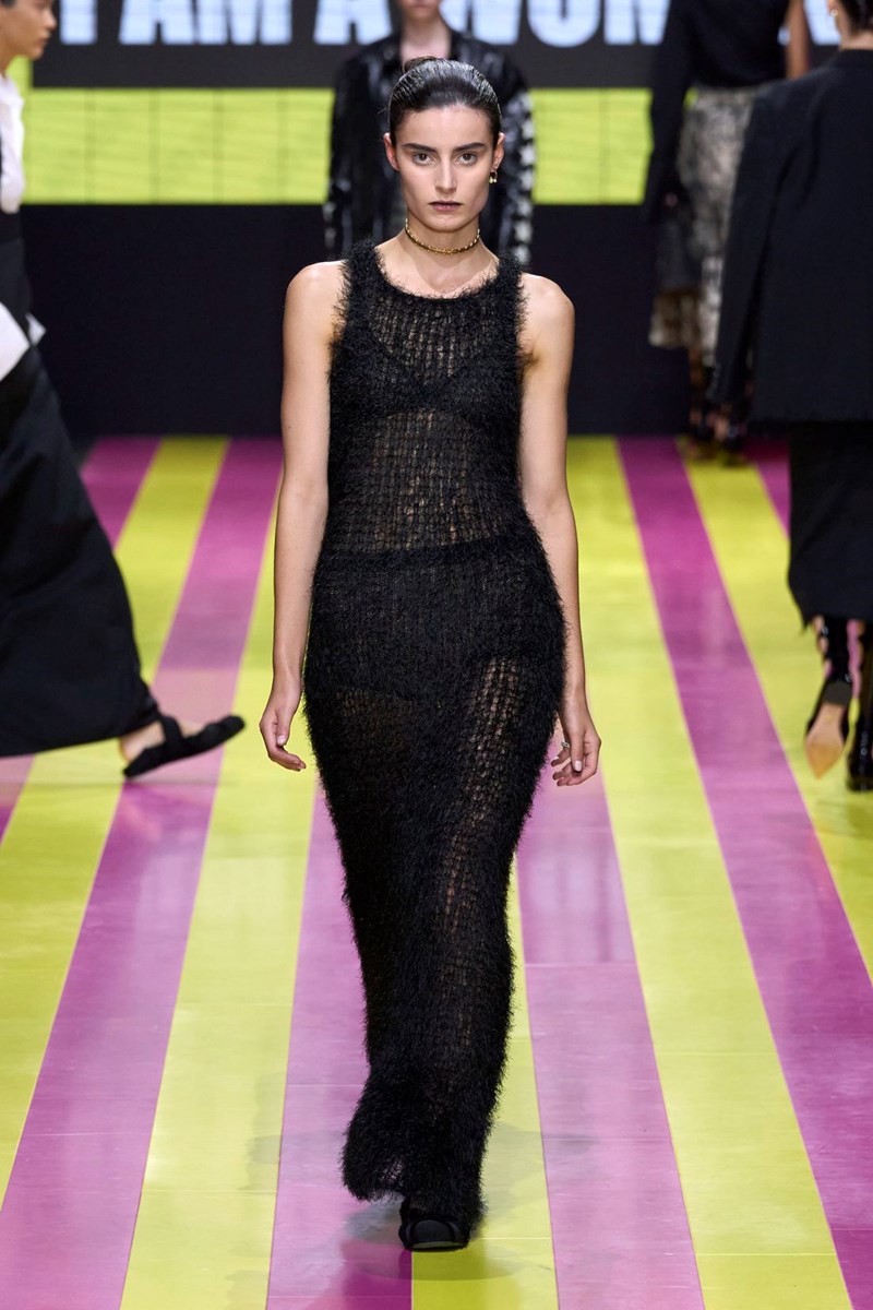 Dior SS24: Μία συλλογή αφιερωμένη στις γυναίκες επαναστάτριες που δεν φοβούνται τη φωτιά - εικόνα 21