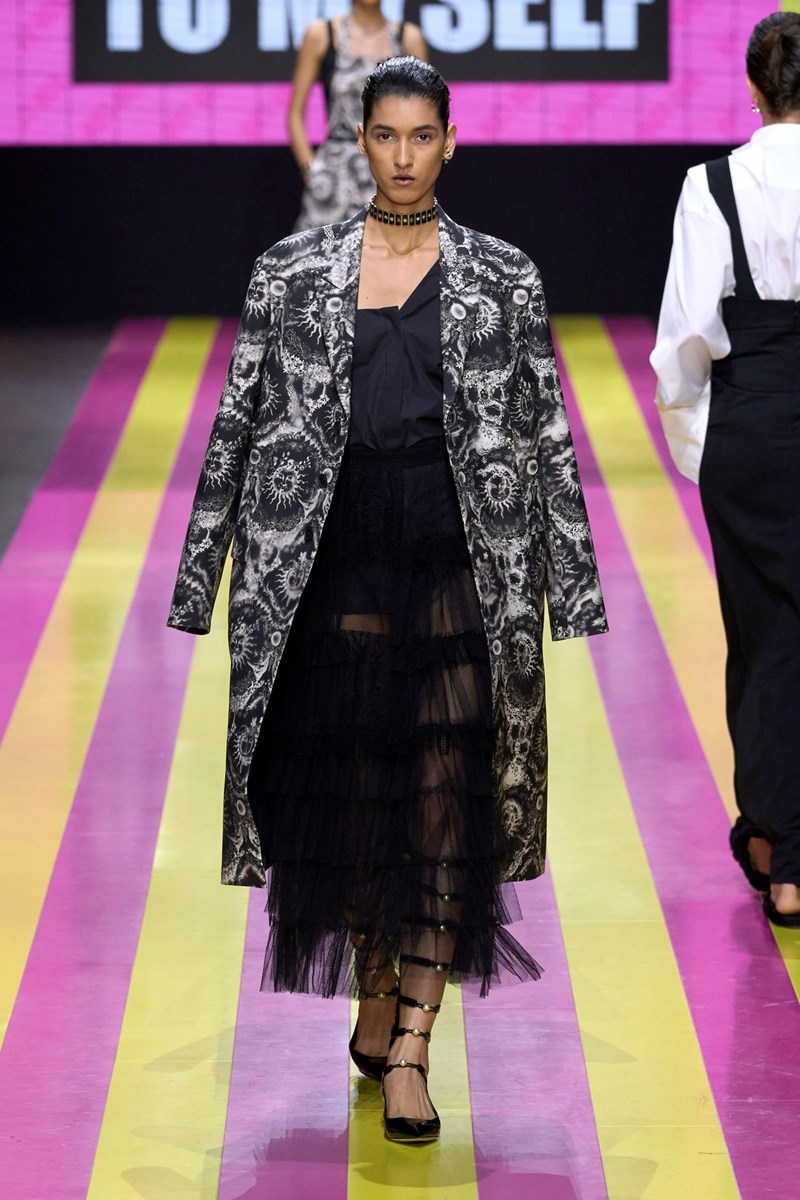 Dior SS24: Μία συλλογή αφιερωμένη στις γυναίκες επαναστάτριες που δεν φοβούνται τη φωτιά - εικόνα 22