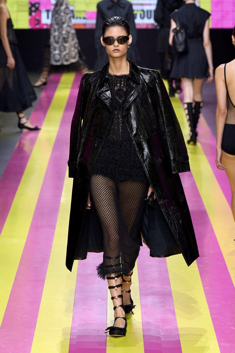 Dior SS24: Μία συλλογή αφιερωμένη στις γυναίκες επαναστάτριες που δεν φοβούνται τη φωτιά - εικόνα 23