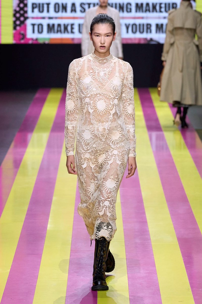 Dior SS24: Μία συλλογή αφιερωμένη στις γυναίκες επαναστάτριες που δεν φοβούνται τη φωτιά - εικόνα 24