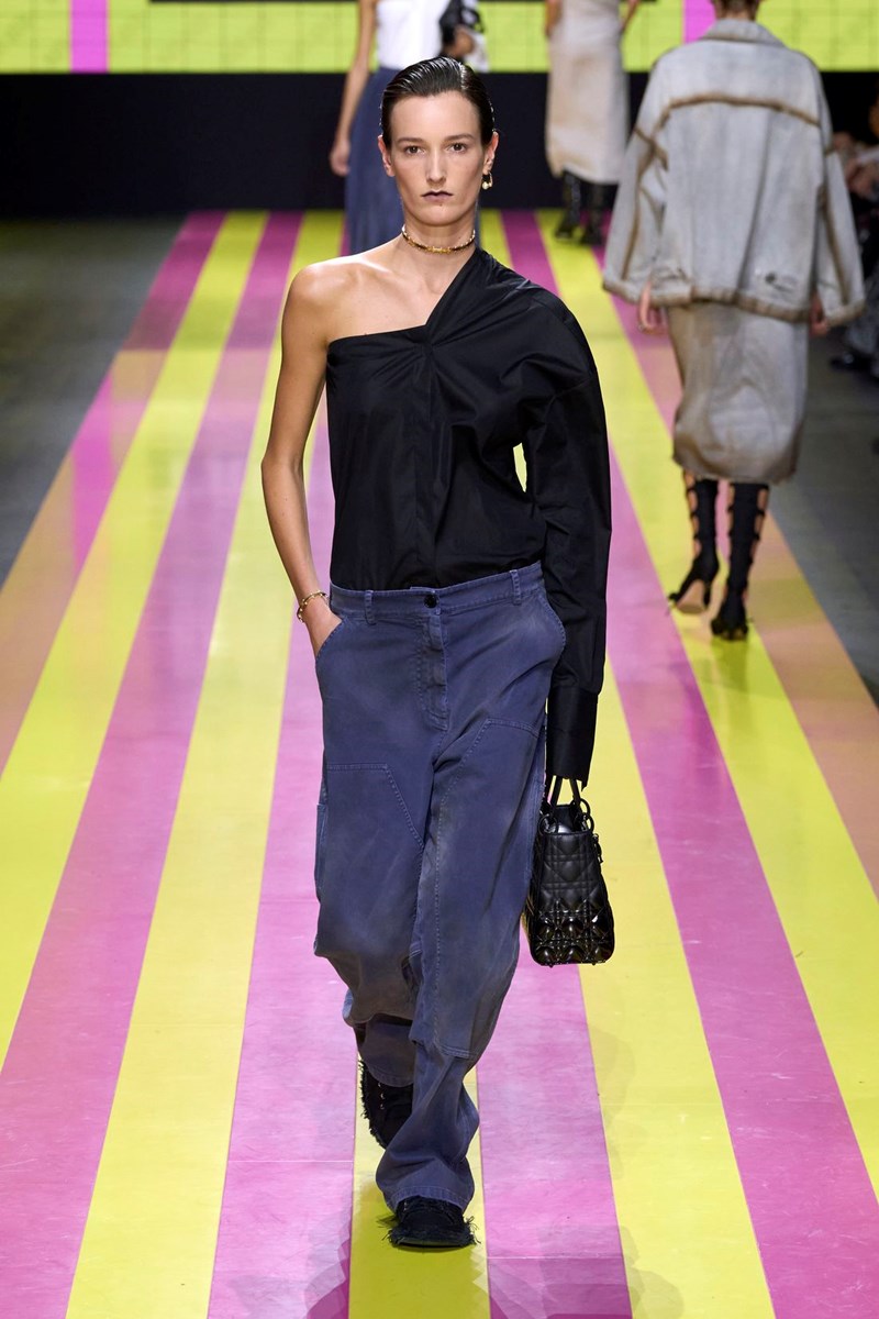 Dior SS24: Μία συλλογή αφιερωμένη στις γυναίκες επαναστάτριες που δεν φοβούνται τη φωτιά - εικόνα 28