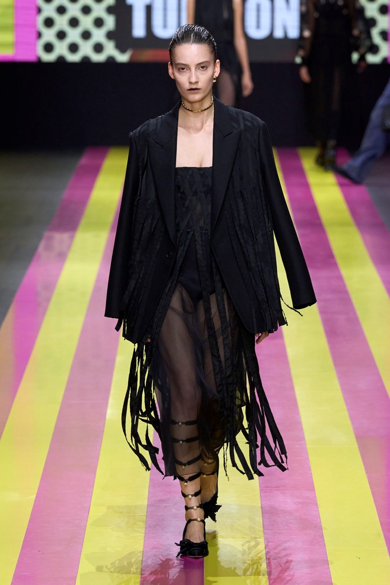 Dior SS24: Μία συλλογή αφιερωμένη στις γυναίκες επαναστάτριες που δεν φοβούνται τη φωτιά - εικόνα 29