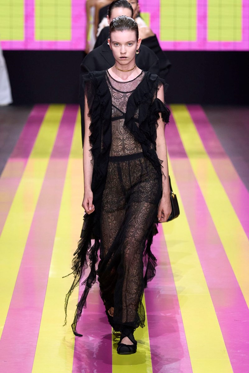 Dior SS24: Μία συλλογή αφιερωμένη στις γυναίκες επαναστάτριες που δεν φοβούνται τη φωτιά - εικόνα 30