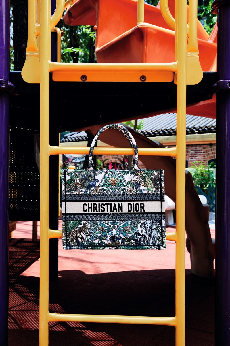 Τα "τολμηρά" designer αξεσουάρ που θα χαρίσουν χρώμα στα looks σου - εικόνα 1