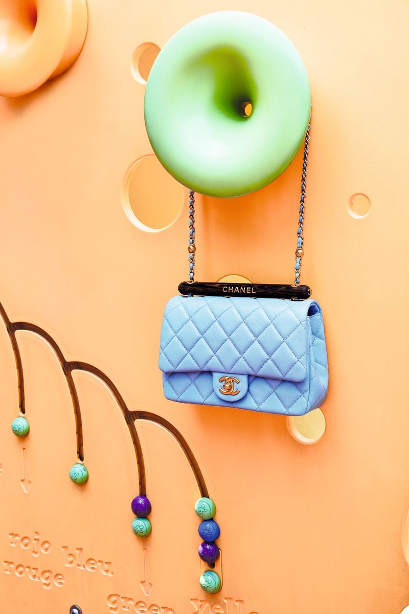 Τα "τολμηρά" designer αξεσουάρ που θα χαρίσουν χρώμα στα looks σου - εικόνα 3