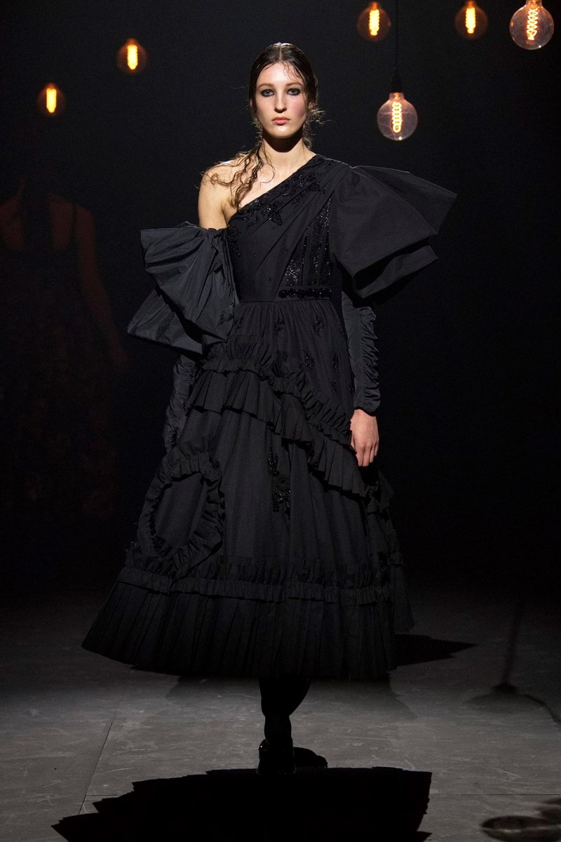 Gloomy Girl: Το trend που θα αγαπήσουν οι "dark ψυχές" αυτό το φθινόπωρο - εικόνα 1