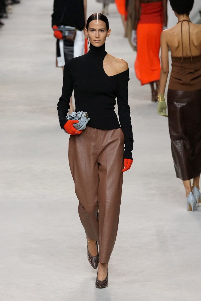 Fendi SS24: Ο Kim Jones για ακόμη μία φορά ψήφισε μινιμαλισμό - εικόνα 10