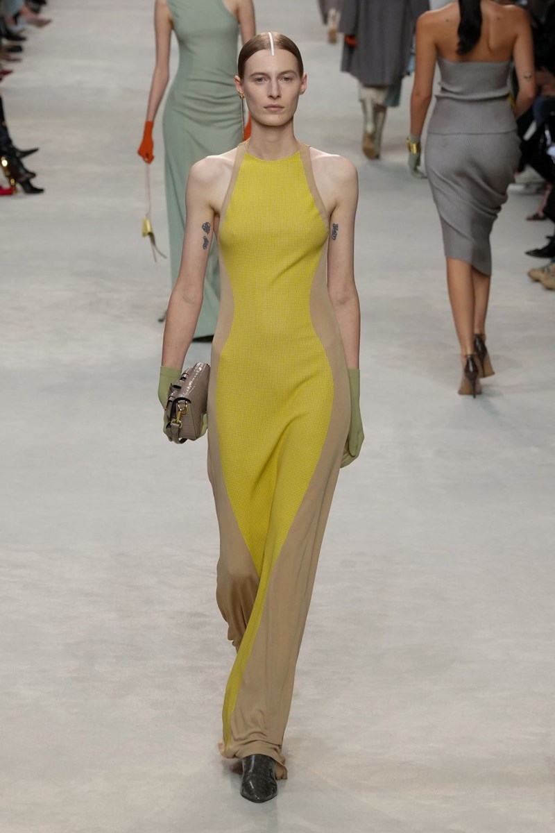 Fendi SS24: Ο Kim Jones για ακόμη μία φορά ψήφισε μινιμαλισμό - εικόνα 13