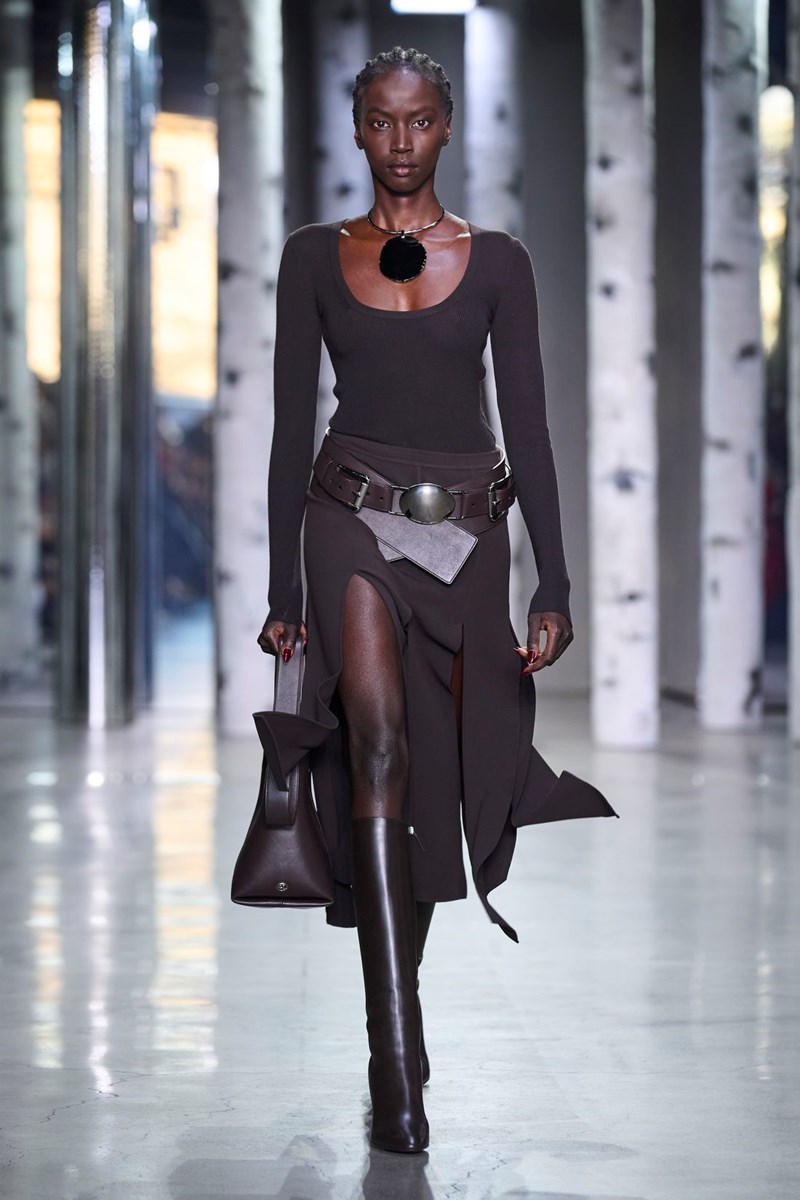 It's back: Το '90s αξεσουάρ που έλαβε την έγκριση των οίκων μόδας και κυριαρχεί στο street style του φθινοπώρου - εικόνα 2