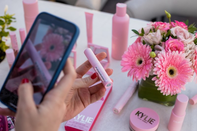 Τα Kylie Cosmetics…"προσγειώθηκαν" στην Ελλάδα - εικόνα 1