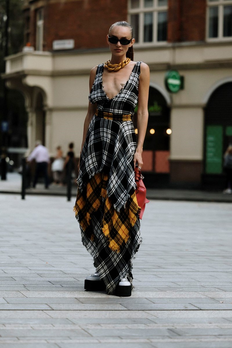 Moodboard Inspo: Πήραμε μία γεύση από το ενδιαφέρον street style στην Εβδομάδα Μόδας του Λονδίνου - εικόνα 8