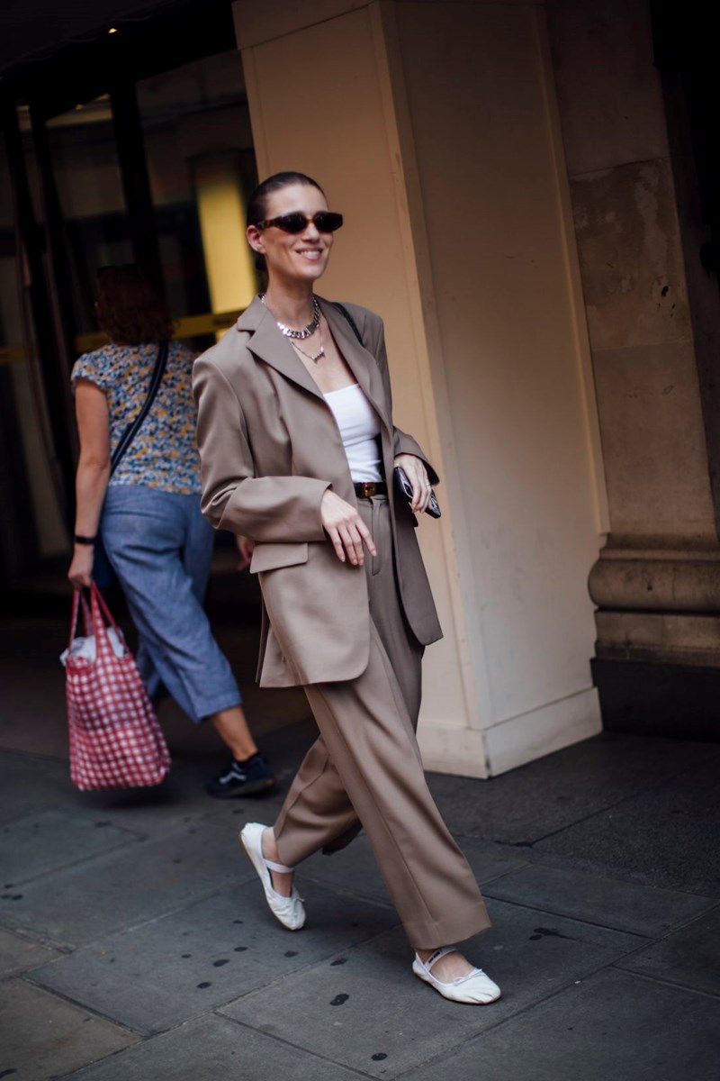 Moodboard Inspo: Πήραμε μία γεύση από το ενδιαφέρον street style στην Εβδομάδα Μόδας του Λονδίνου - εικόνα 11