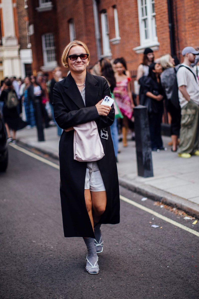 Moodboard Inspo: Πήραμε μία γεύση από το ενδιαφέρον street style στην Εβδομάδα Μόδας του Λονδίνου - εικόνα 16