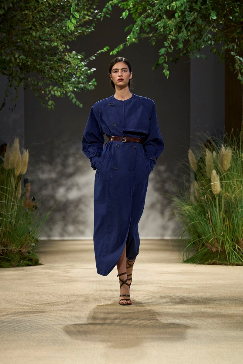 Max Mara SS24: Πώς ο Ian Griffiths κατάφερε να κάνει την πρακτικότητα stylish trend - εικόνα 1