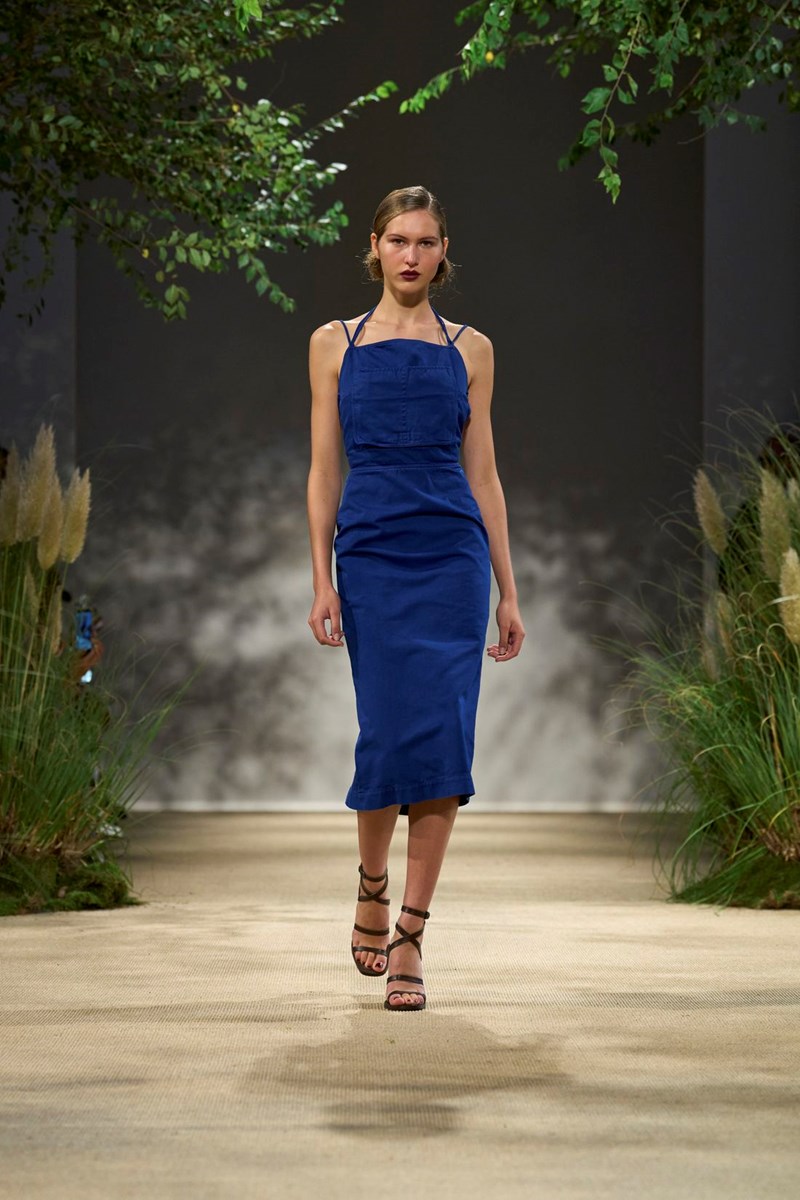 Max Mara SS24: Πώς ο Ian Griffiths κατάφερε να κάνει την πρακτικότητα stylish trend - εικόνα 2