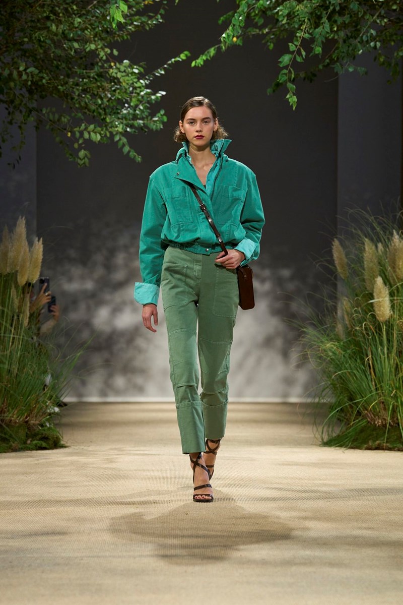 Max Mara SS24: Πώς ο Ian Griffiths κατάφερε να κάνει την πρακτικότητα stylish trend - εικόνα 5