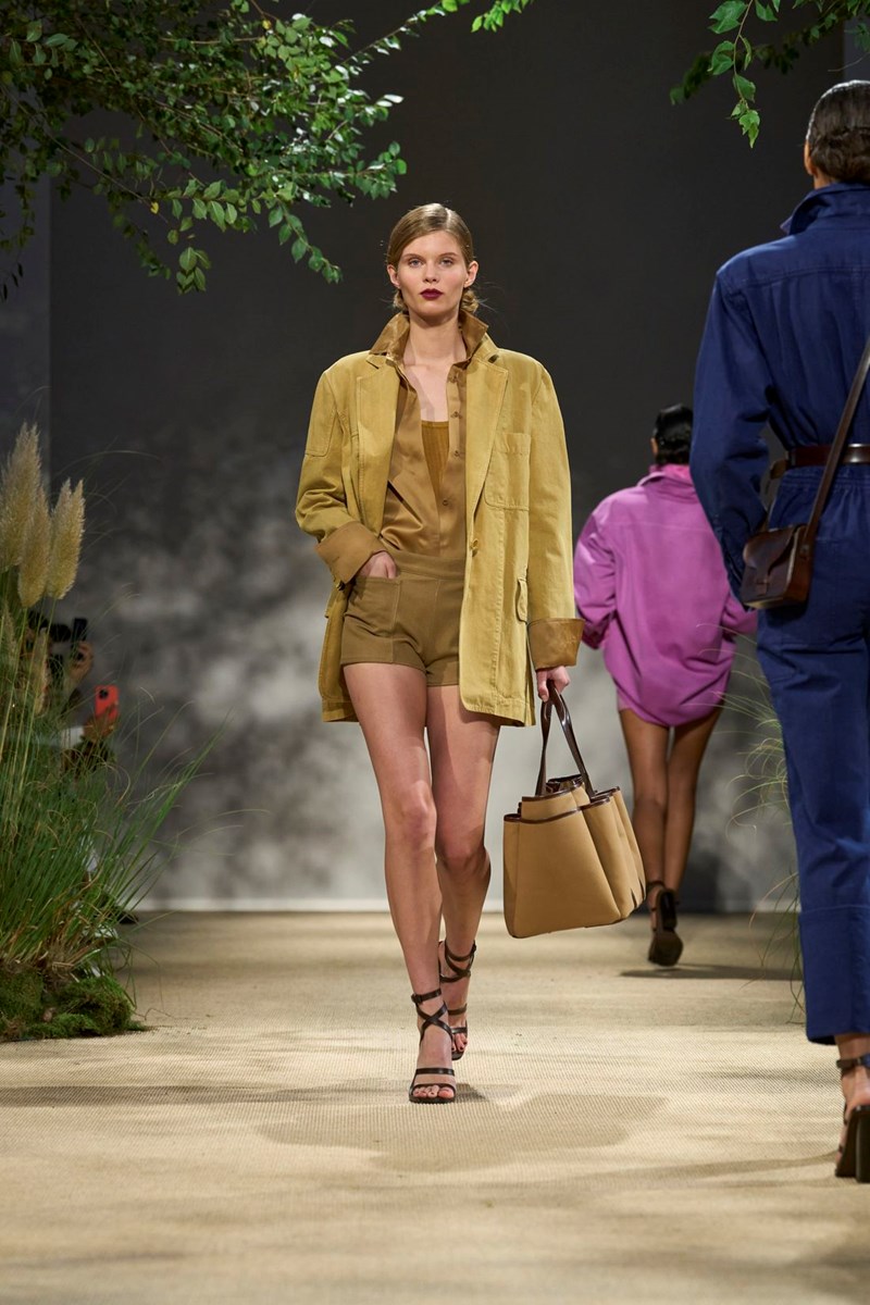 Max Mara SS24: Πώς ο Ian Griffiths κατάφερε να κάνει την πρακτικότητα stylish trend - εικόνα 6