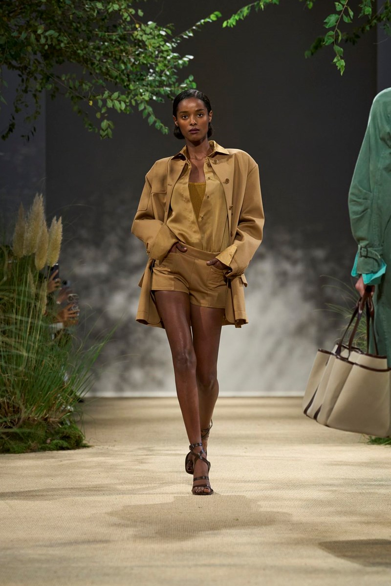Max Mara SS24: Πώς ο Ian Griffiths κατάφερε να κάνει την πρακτικότητα stylish trend - εικόνα 8