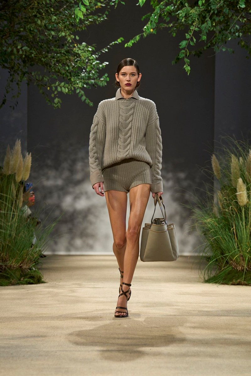 Max Mara SS24: Πώς ο Ian Griffiths κατάφερε να κάνει την πρακτικότητα stylish trend - εικόνα 9