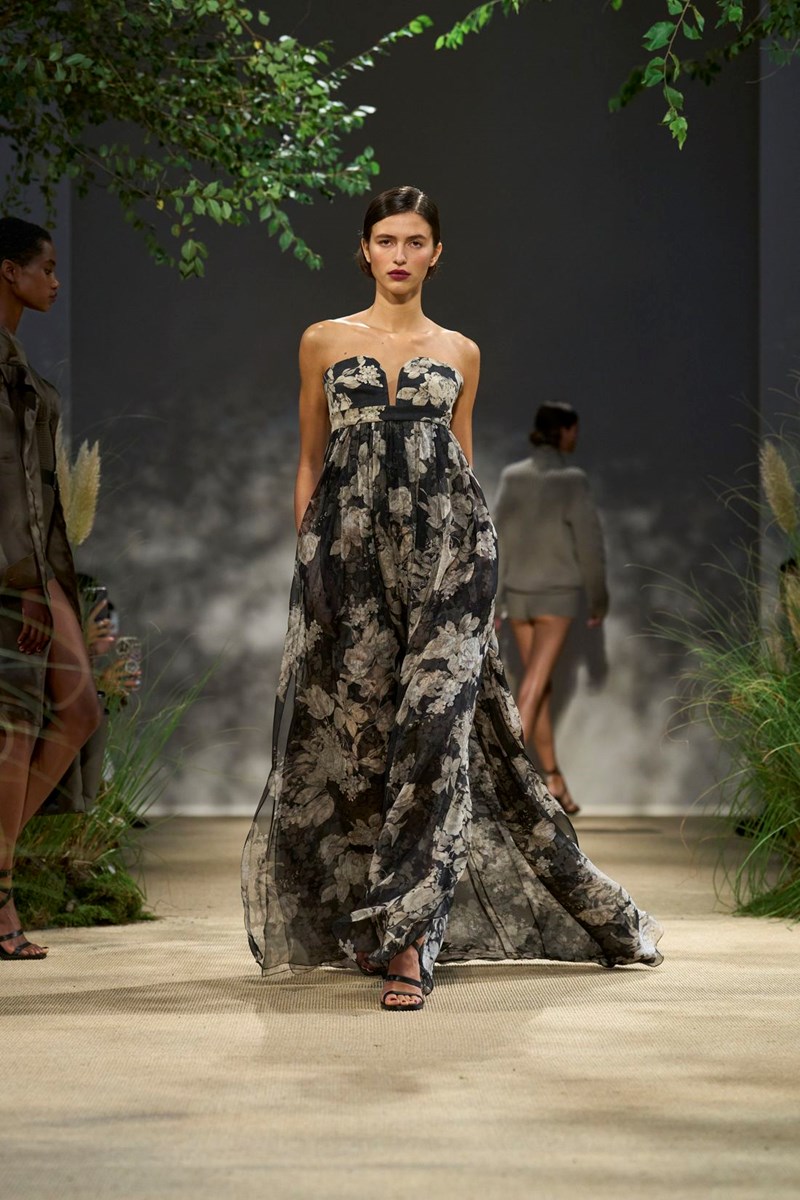 Max Mara SS24: Πώς ο Ian Griffiths κατάφερε να κάνει την πρακτικότητα stylish trend - εικόνα 11