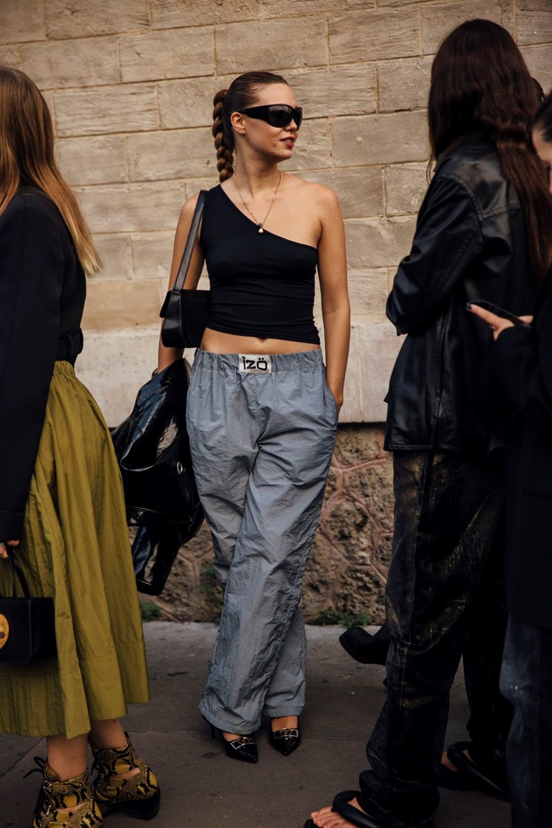 PFW SS24: Οι πρώτες εικόνες από το street style στην Εβδομάδα Μόδας του Παρισιού - εικόνα 3