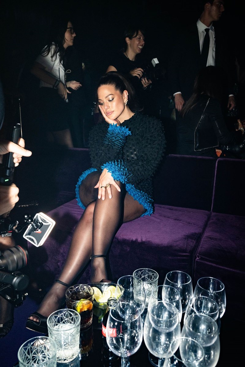 CALZEDOMANIA: Η Calzedonia συνεπήρε το Μιλάνο με ένα εντυπωσιακό σόου αφιερωμένο στο hot item της γυναικείας γκαρνταρόμπας - εικόνα 5