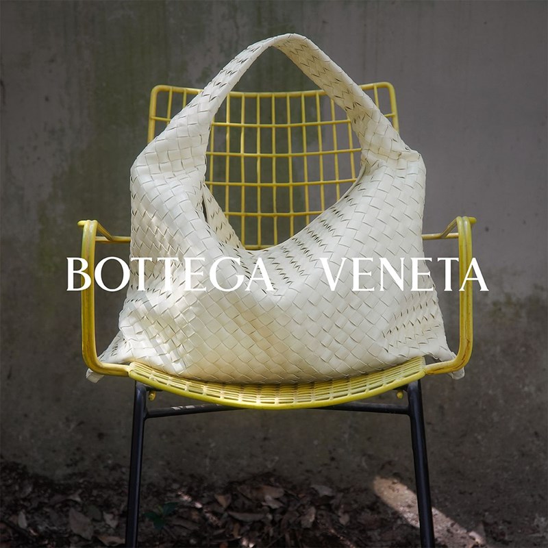 Hop Bag: Η Bottega Veneta επανασύστησε την τσάντα - πόθο για το φετινό φθινόπωρο - εικόνα 1