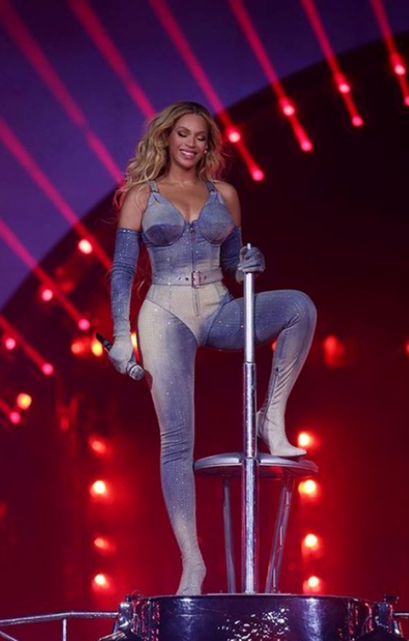 Beyoncé: Η ανατρεπτική Diesel δημιουργία που επέλεξε να φορέσει σε μία από τις τελευταίες της συναυλίες - εικόνα 2