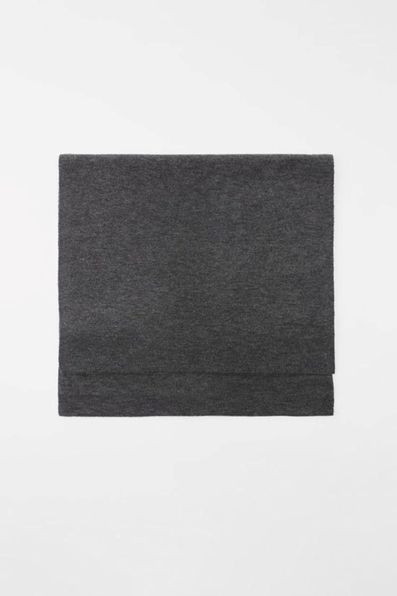 11 κασκόλ που θα σε "σκεπάσουν" με στιλ στα looks του χειμώνα - εικόνα 4