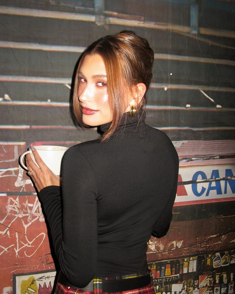 Η Hailey Bieber έκανε channelling τη Rachel από τα "Friends" με το πιο κουλ outfit - εικόνα 1