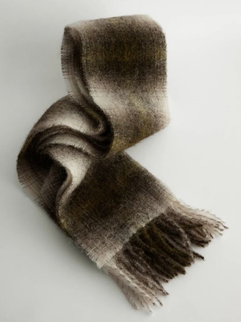 11 κασκόλ που θα σε "σκεπάσουν" με στιλ στα looks του χειμώνα - εικόνα 11