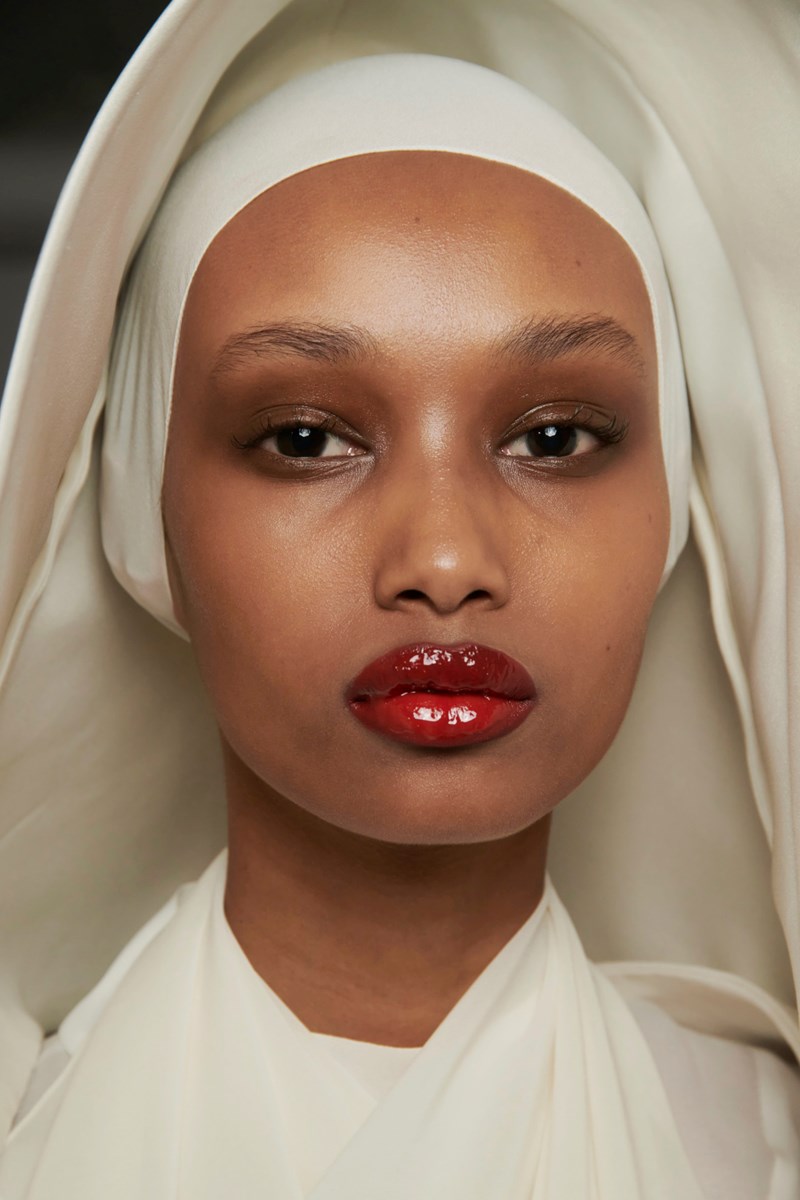 Η νούμερο ένα τάση στο μακιγιάζ για τα χείλη που θα βλέπεις παντού το χειμώνα - εικόνα 1