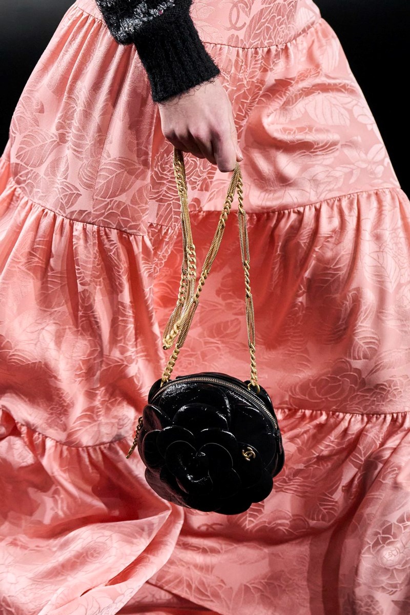 Flower Power: Πώς θα ενσωματώσουμε τα floral items στη χειμερινή μας γκαρνταρόμπα - εικόνα 9