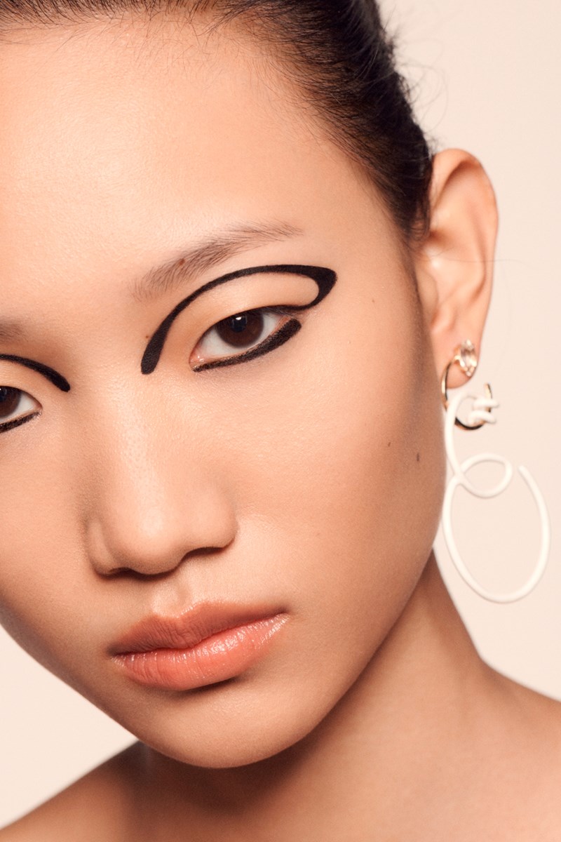 Power Lines: Εφαρμόζουμε το eyeliner στα beauty looks με τον πιο ευφάνταστο τρόπο - εικόνα 2