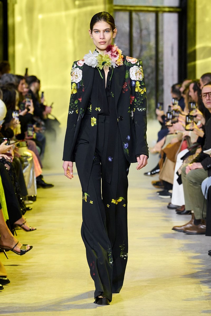 Flower Power: Πώς θα ενσωματώσουμε τα floral items στη χειμερινή μας γκαρνταρόμπα - εικόνα 12