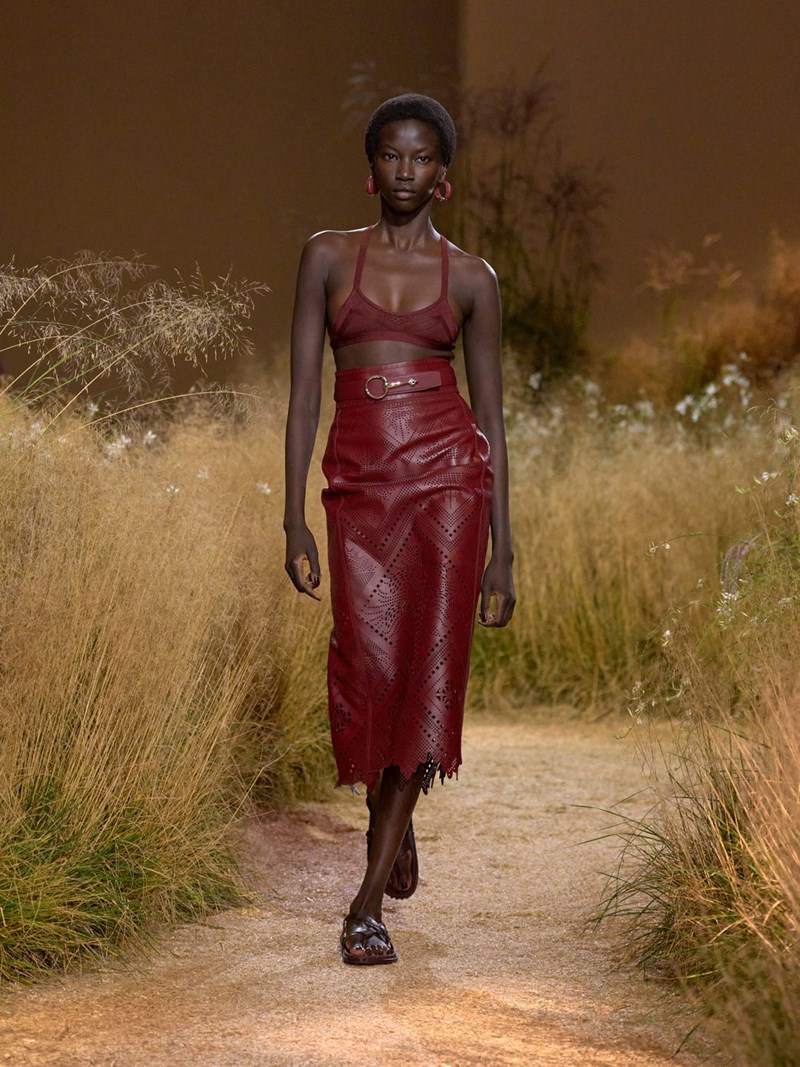 Hermès SS24: Το αυτοσχέδιο "πικ νικ" του οίκου ήταν μία ωδή στα κομψά μονοχρωματικά looks - εικόνα 1