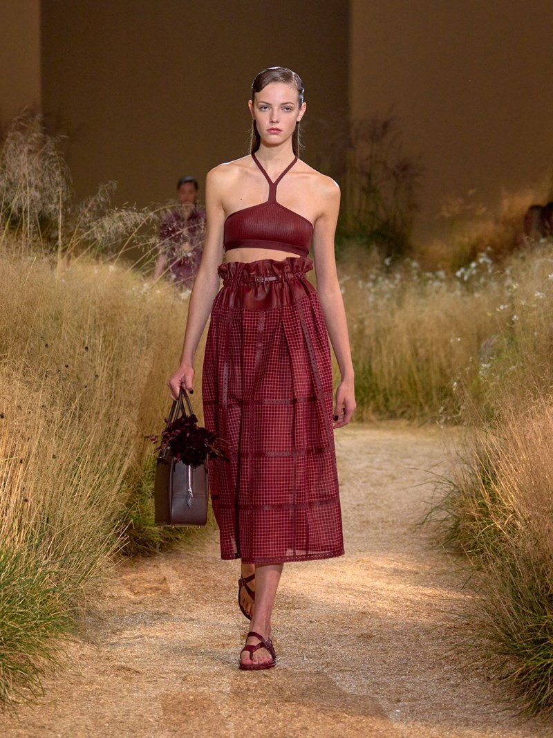 Hermès SS24: Το αυτοσχέδιο "πικ νικ" του οίκου ήταν μία ωδή στα κομψά μονοχρωματικά looks - εικόνα 4