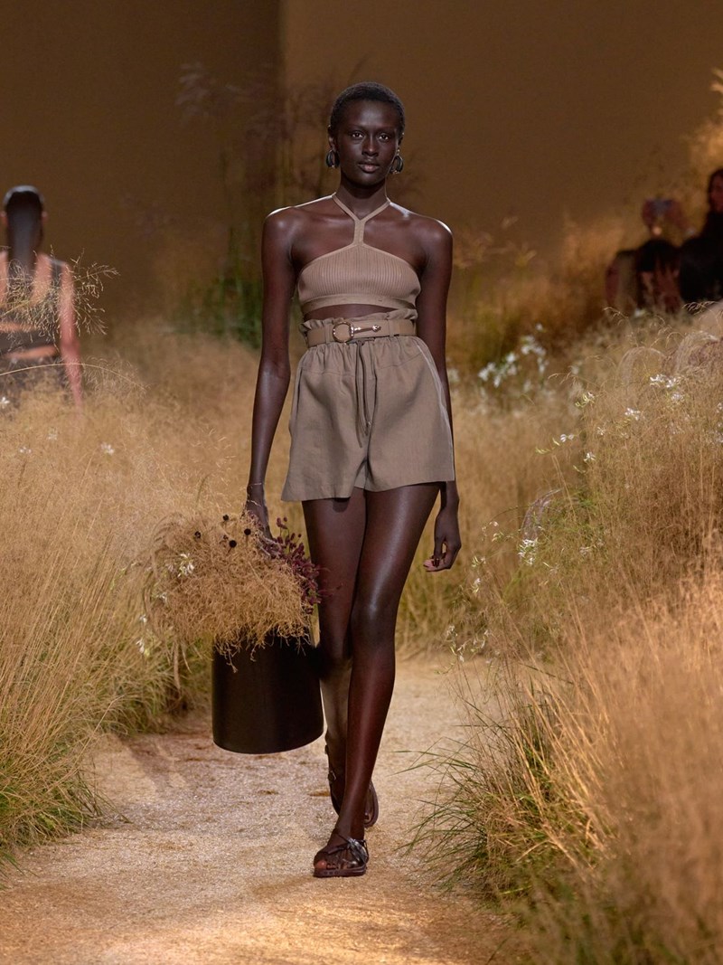 Hermès SS24: Το αυτοσχέδιο "πικ νικ" του οίκου ήταν μία ωδή στα κομψά μονοχρωματικά looks - εικόνα 9